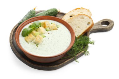 Lezzetli salatalık çorbası, kızarmış ekmek, fesleğen ve beyaz üzerine izole edilmiş malzemeler.