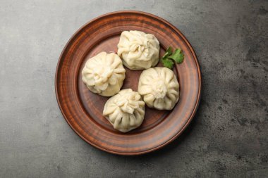 Gri masada servis edilen nefis khinkali, üst manzara.