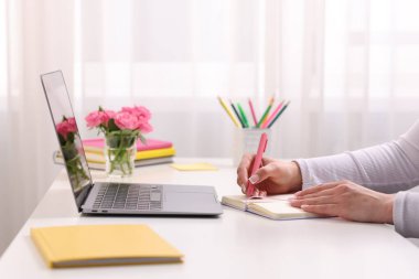 Ofiste masa başında çalışan bir kadın, yakın plan.