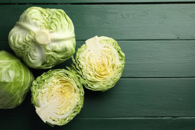 Taze taze ve yeşil ahşap masa üzerinde kesilmiş lahanalar. Metin için boşluk