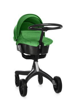 Bebek arabası. Beyaz tenteli modern bebek arabası.