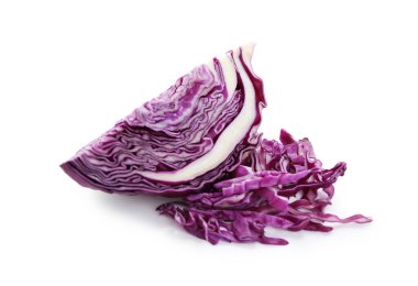 Beyaz üzerinde taze kırmızı lahana kes.