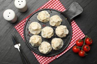 Siyah masada servis edilen nefis khinkali, düz yatıyordu.