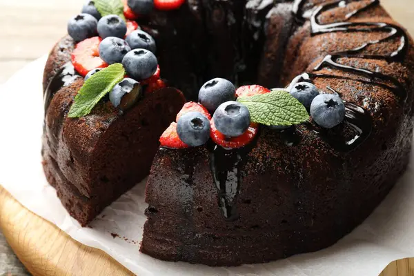 Çilekli, nane ve böğürtlenli lezzetli çikolatalı kek, yakın plan.