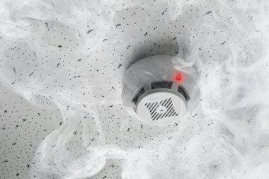 Yangın alarmı. Tavandaki detektör duman tarafından tetiklendi