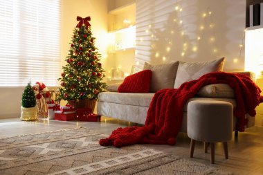 Güzel Noel ağacı ve odadaki diğer dekorlar. Şenlikli iç tasarım