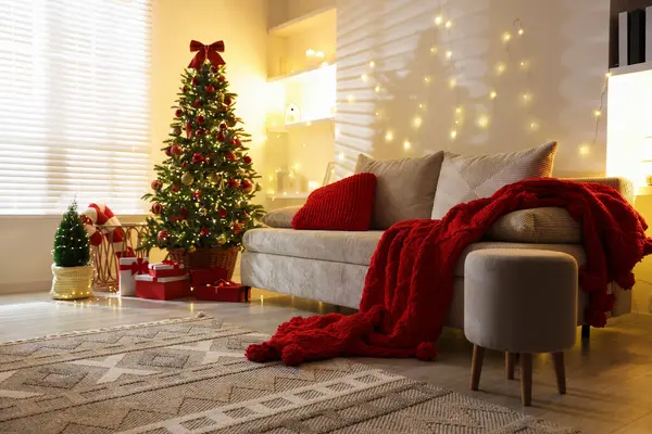 Güzel Noel ağacı ve odadaki diğer dekorlar. Şenlikli iç tasarım