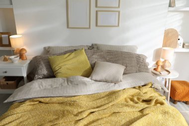 Yatak odasında güzel çarşafları olan rahat bir yatak, manzaranın üstünde.