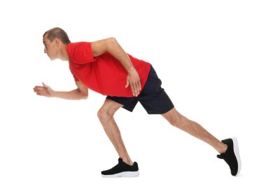 Beyaz arka planda koşan spor kıyafetli bir adam.