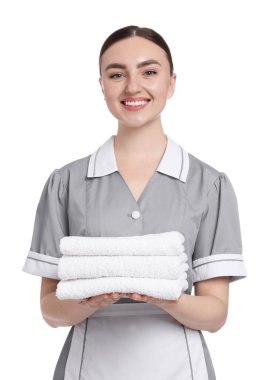 Beyaz arka planda temiz havlu yığını olan oda hizmetçisi.