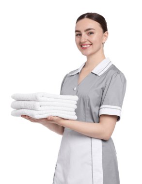 Beyaz arka planda temiz havlu yığını olan oda hizmetçisi.