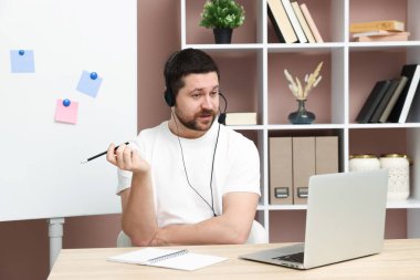 Çevrimiçi hoparlör açık alanda dizüstü bilgisayar başında webinar oynuyor.