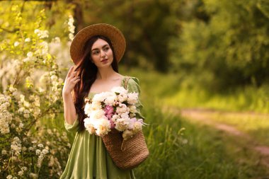 Parkta şakayık demeti olan güzel bir kadın. Metin için boşluk