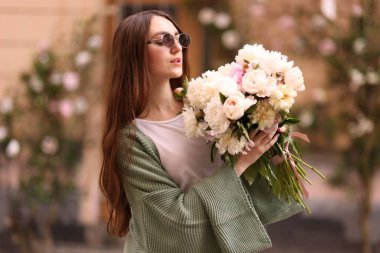 Güzel şakayık demeti olan çekici bir kadın.