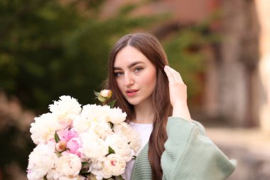 Güzel şakayık demeti olan çekici bir kadın.