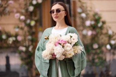 Güzel şakayık demeti olan çekici bir kadın.