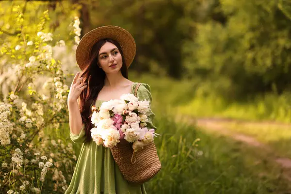 Parkta şakayık demeti olan güzel bir kadın. Metin için boşluk