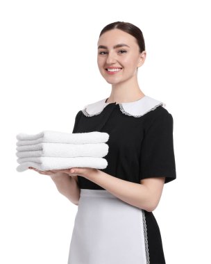Beyaz arka planda temiz havlu yığını olan oda hizmetçisi.