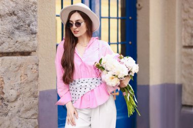 Güzel şakayıkları olan şık bir kadın.