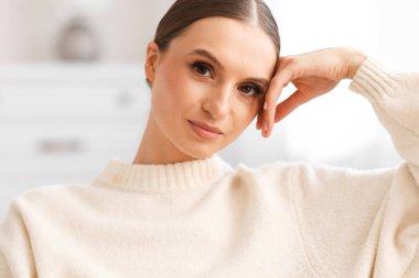 Evdeki güzel genç kadının portresi.