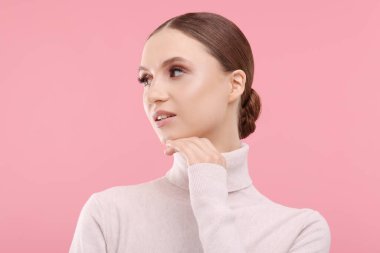 pembe bir arka plan üzerinde güzel bir genç kadın portresi,