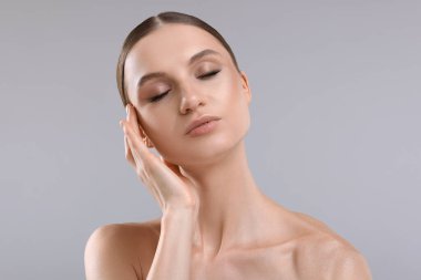 gri zemin üzerine güzel bir genç kadın portresi