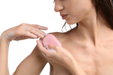 Beyaz arka planda sabun çubuğuyla vücudu yıkayan kadın, yakın plan.