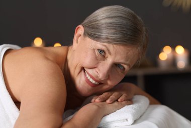 Son sınıf öğrencisi masaj salonundaki kanepede dinleniyor.