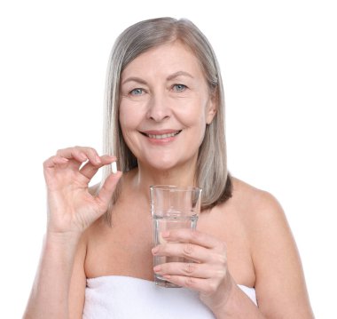 Kollajen hapı ve beyaz arka planda bir bardak suyla gülümseyen kadın.