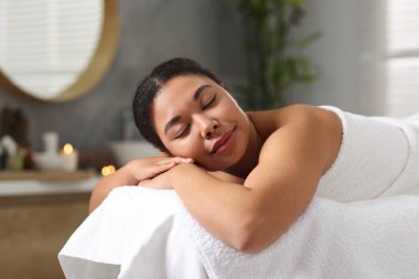 Güzelkadın masaj salonundaki masaj koltuğunda dinleniyor.