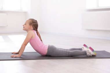 Kapalı alanda yoga yapan tatlı bir kız.