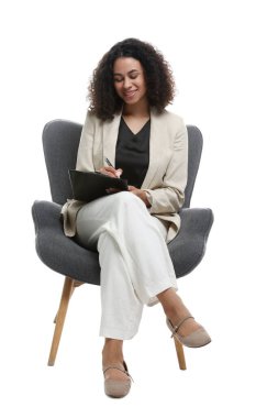 Beyaz arka plandaki koltukta pano ve kalemle profesyonel psikolog.