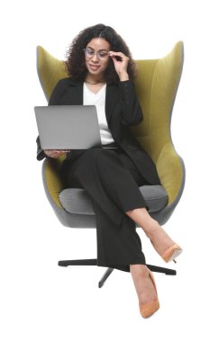 Beyaz arka planda dizüstü bilgisayarı olan profesyonel psikolog.