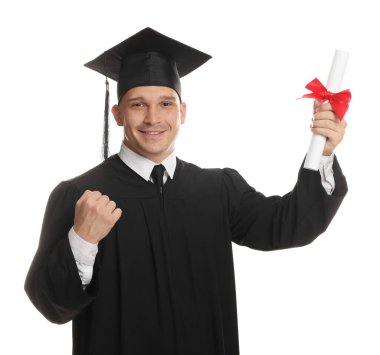 Mezun olduktan sonra beyaz arka planda diplomalı mutlu bir öğrenci.