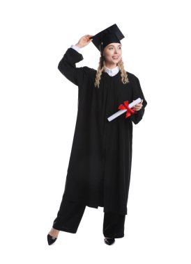 Mezun olduktan sonra beyaz arka planda diplomalı mutlu bir öğrenci.