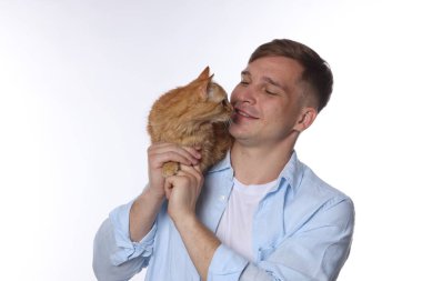 Beyaz arka planda sevimli kızıl kedisi olan adam.