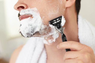 Evde traş olan bir adam, yakın plan.