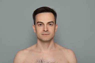 Gri arka planda tıraş olduktan sonra insan portresi