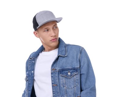 Beyaz arka planda şık bir beyzbol şapkası giyen genç adam.