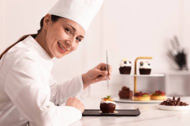 Şekerci lezzetli hindistan cevizi şekilli tatlı yapıyor.