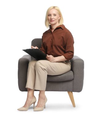 Beyaz arka planda koltukta panosu olan profesyonel bir psikolog.