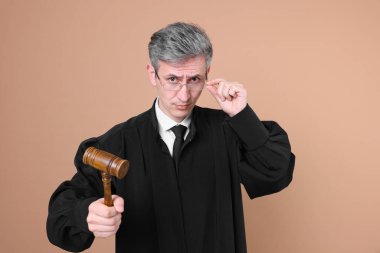 Bej arka planda tokmağı olan duygusal yargıç