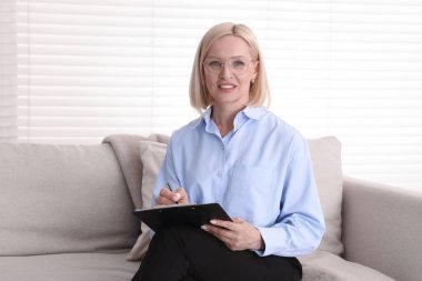 Ofisteki koltukta panosu olan profesyonel bir psikolog.