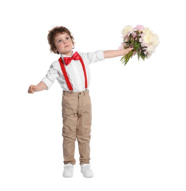 Beyaz arka planda bir buket güzel şakayığı olan sevimli küçük bir çocuk.
