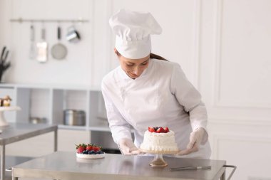 Mutfaktaki masada nefis pastalı pastacı.