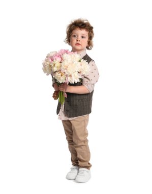 Beyaz arka planda bir buket güzel şakayığı olan sevimli küçük bir çocuk.