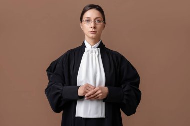 Açık kahverengi arkaplanda yargıç portresi