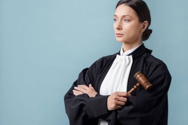 Açık mavi arkaplanda tokmak ile yargılama, metin için boşluk