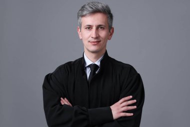 Gri arkaplanda mahkeme elbisesi içindeki yargıç portresi