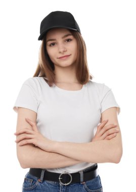 Beyaz arka planda siyah bir şapka takan genç bir kadın.